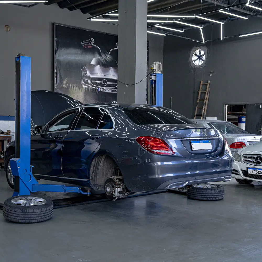 Mercedes-Benz sobre elevador dentro da oficina