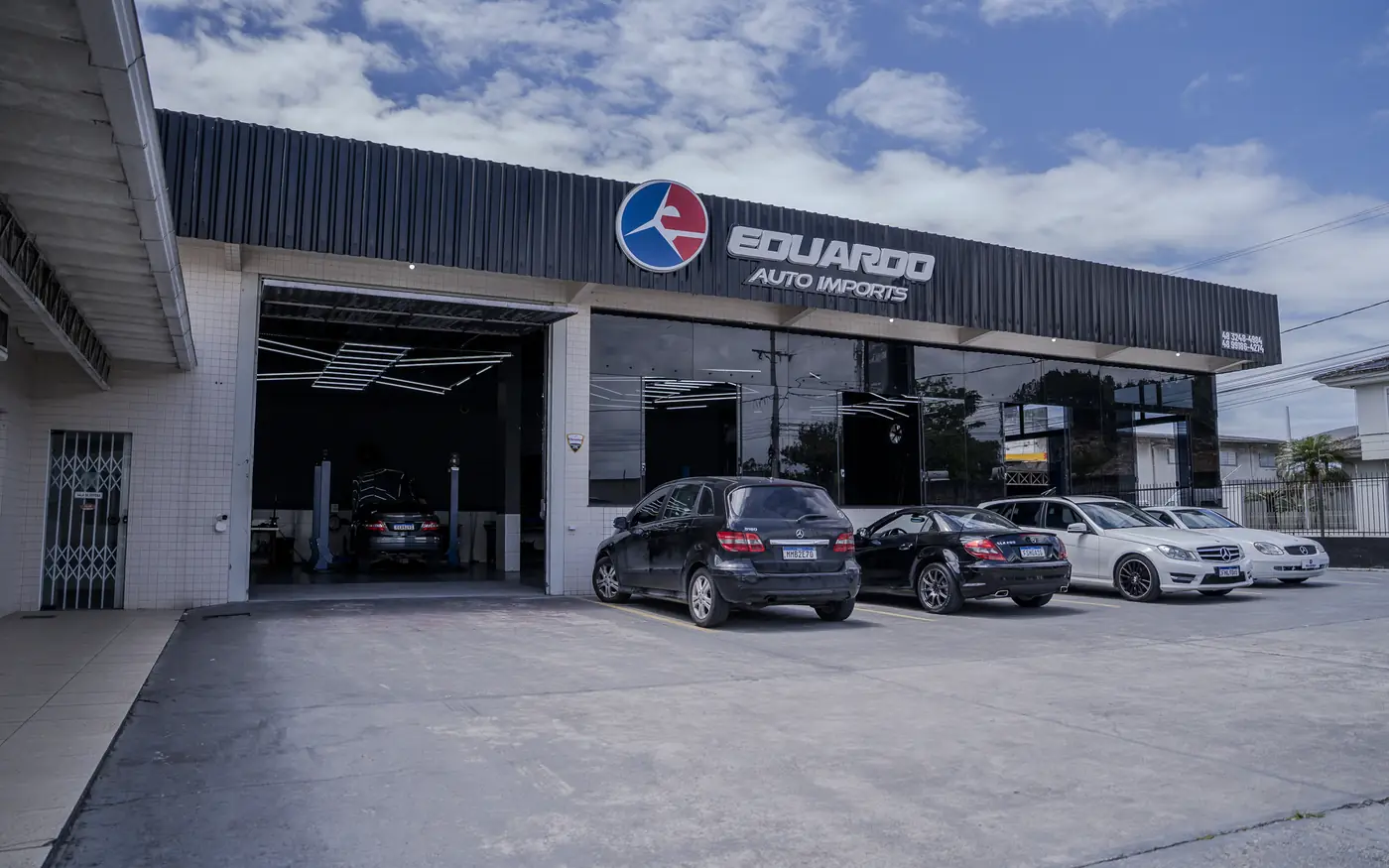 Fachada da Eduardo Auto Imports em São José, com veículos estacionados