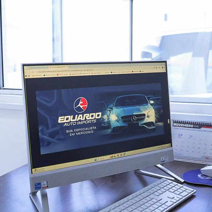 Recepção da oficina com computador e material da marca